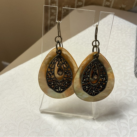 Brasstone Hardware on Gold Mother of Pearl Shell Drop - Picture 5 of 7